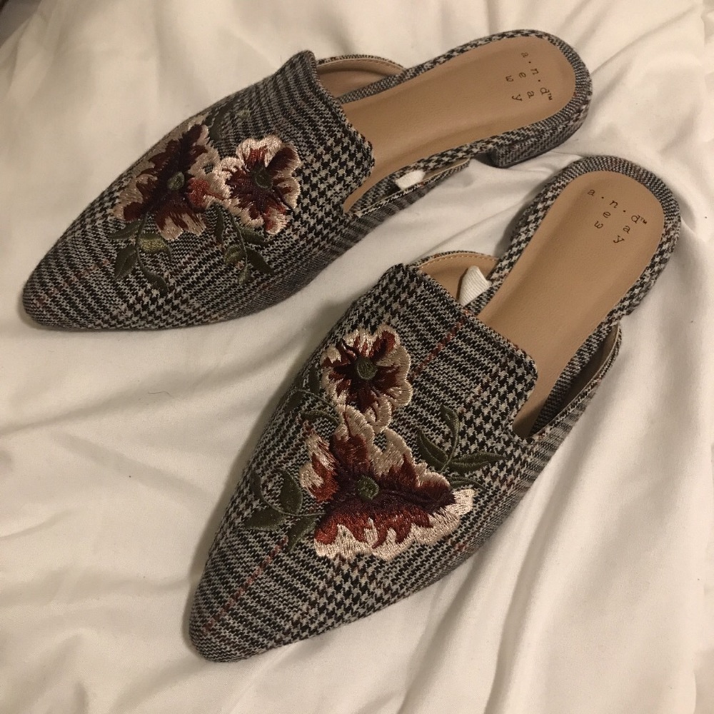 Floral Embroidered Pointy Loafer Flats